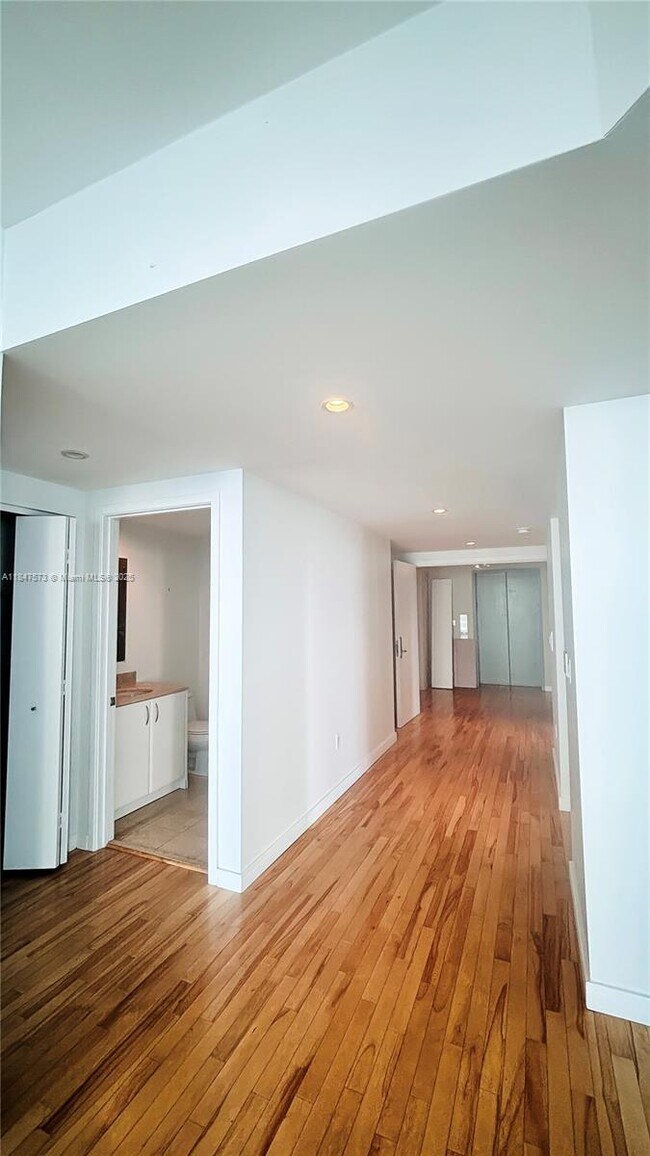 Building Photo - 1331 Brickell Bay Dr