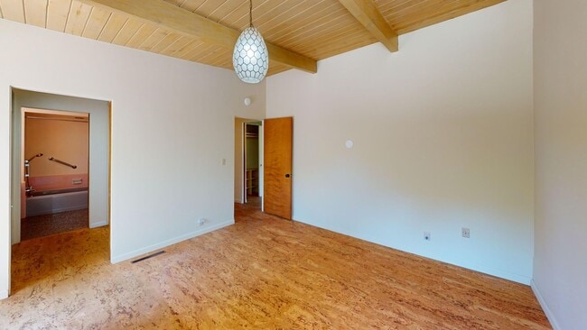 Building Photo - 3 Bed, 2 Bathroom home with large enclosed...