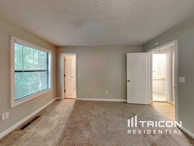 Building Photo - 5070 Ravenwood Dr