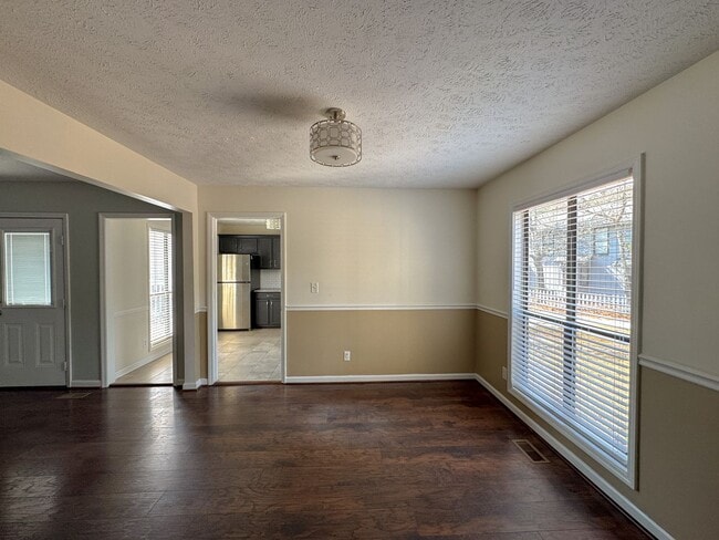 Building Photo - Beautiful 3 Bed 2 Bath Home with Fenced Backyard