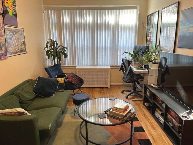 Building Photo - 1127 W Farwell Ave