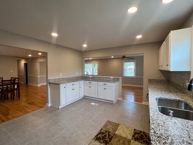Building Photo - Updated and Spacious ranch in CAMELLIA ACRES