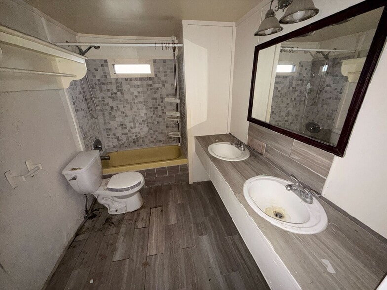 Building Photo - 3601 E Wyoming Ave