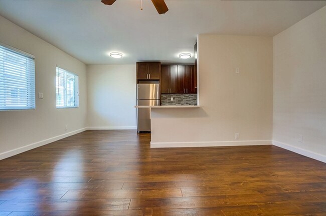 Building Photo - 633 W Hyde Park Blvd