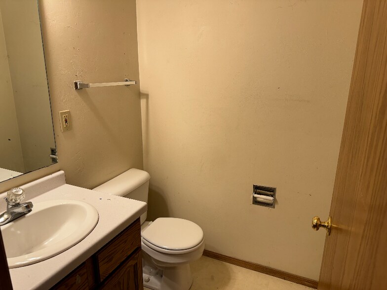 Building Photo - 706 Parkview Rd