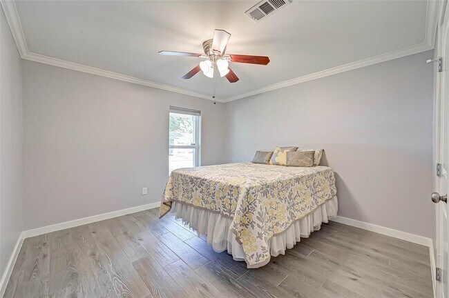 Building Photo - 5806 Cartagena St