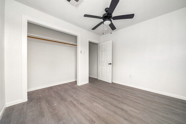 Building Photo - 404 Glenmore Dr