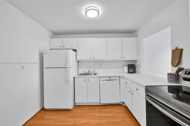 Building Photo - 800 Parkview Dr