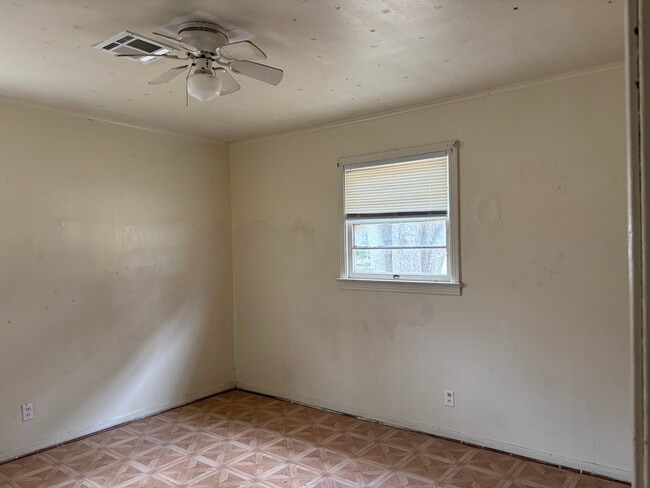 Building Photo - 1911 Lexington St