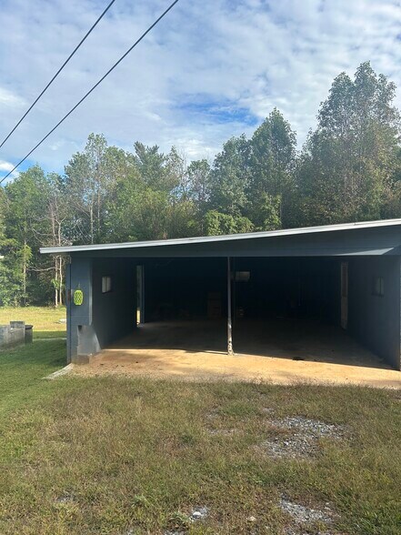 2 car detached carport - 122 Ross St