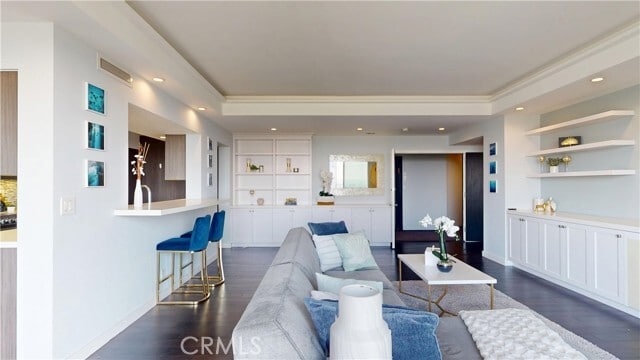 Building Photo - 818 N Doheny Dr