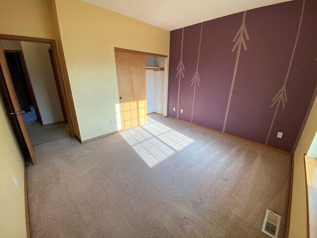 Building Photo - Large 3 Bed Home with Office, Fenced Yard,...