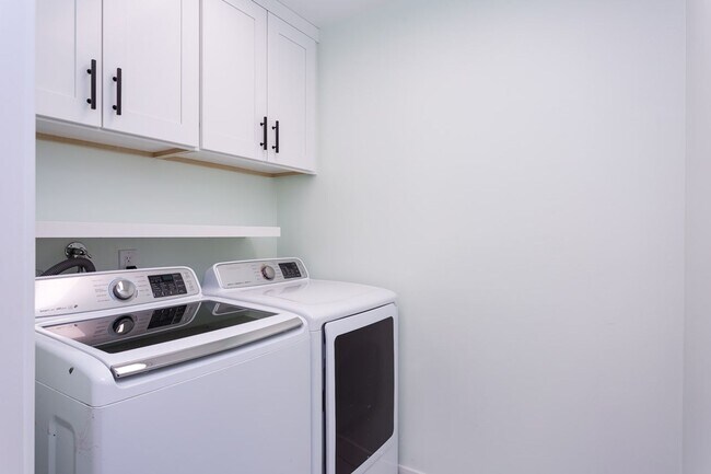 Building Photo - Charming Two Story Home!