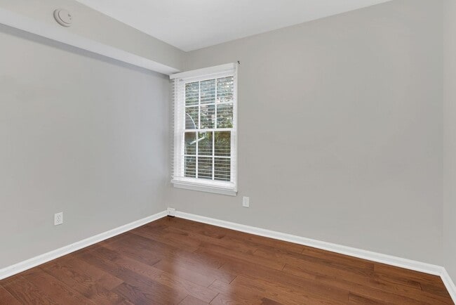 Building Photo - Walkable 2BR/2BA Condo Between Vanderbilt & Belmont + Modern Updates