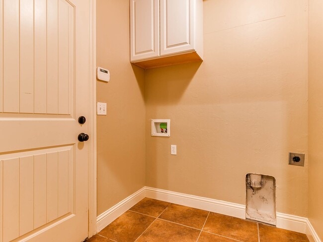 Building Photo - 4 Bedrooms/3Car/Edmond Schools -  Community Pool- Storm Shelter