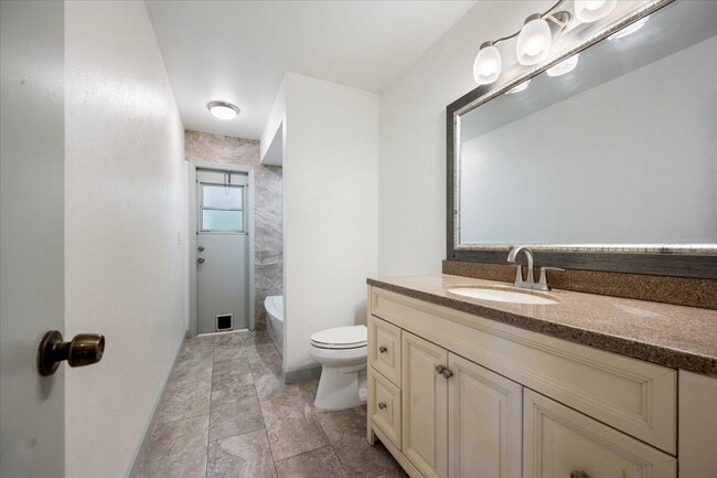 Building Photo - 2216 Amesbury Ct