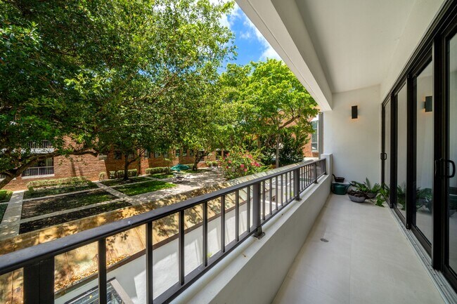 Building Photo - 10659 NE Quay Bridge Ct