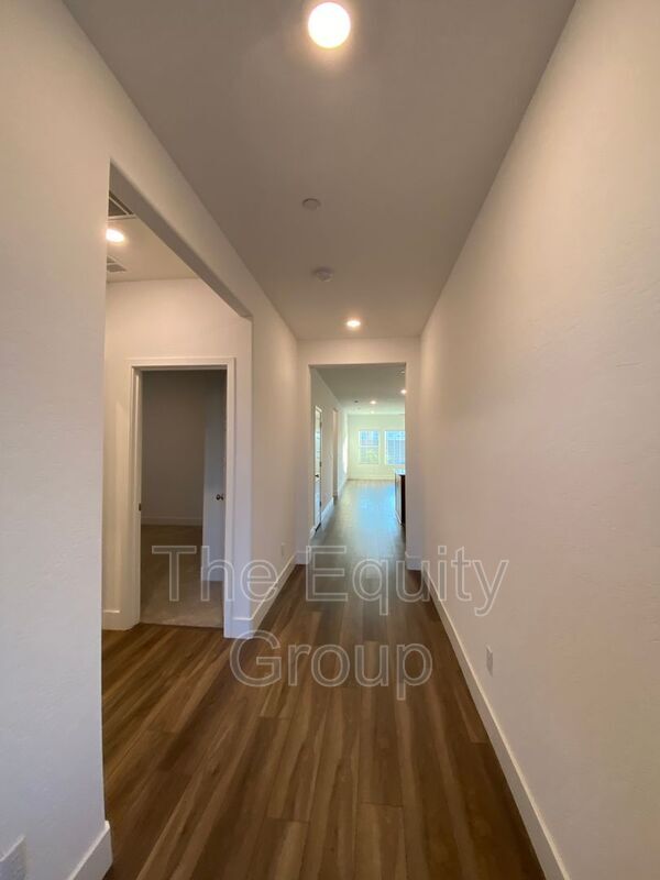 Building Photo - 113 E Tyler Ave
