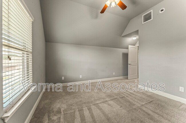 Building Photo - 3205 SW Riverstone Ave