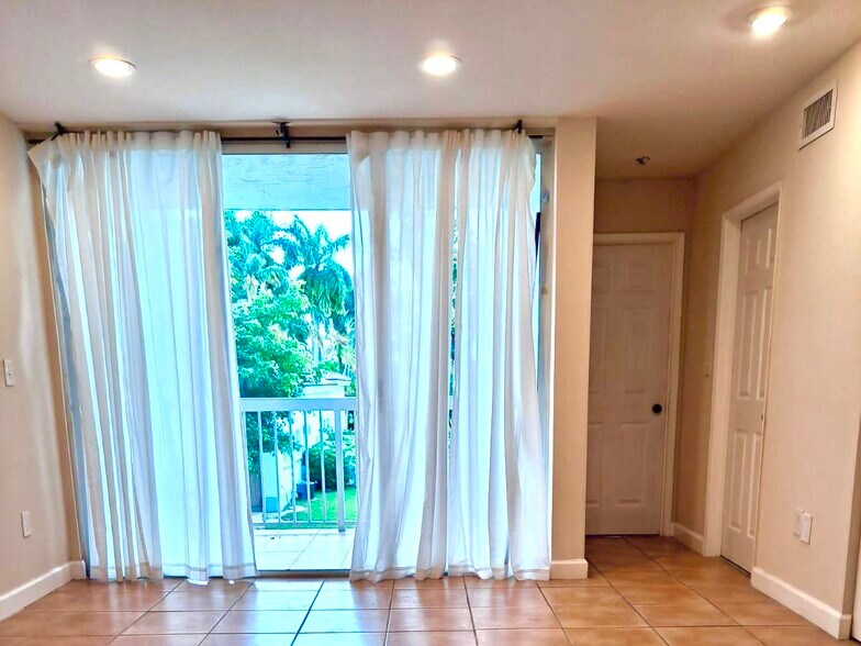 Building Photo - 4635 NW 97th Pl