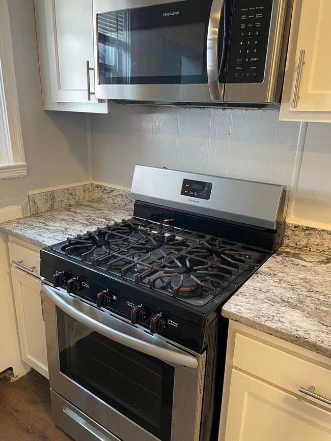 Building Photo - 3840 Dolfield Ave