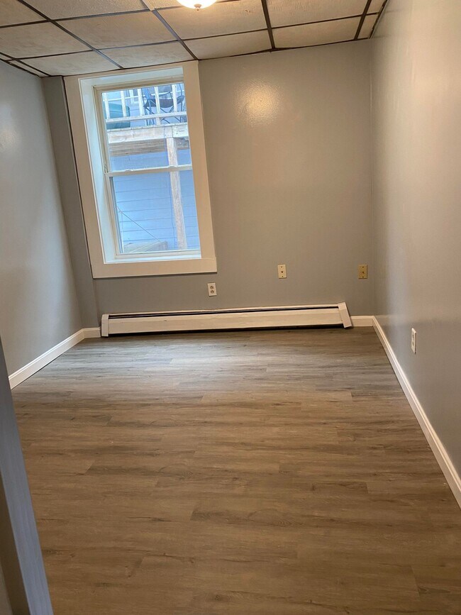 Building Photo - 916 Main St