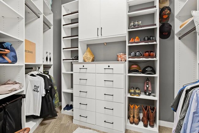 Building Photo - 800 Embassy Dr