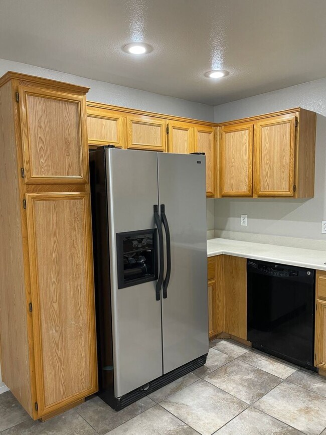 Building Photo - Spacious 2-Story Townhome in Gated Communi...