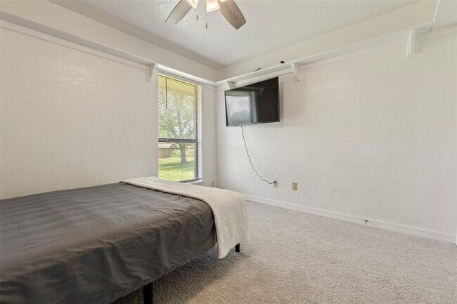 Building Photo - 57 Serenada Ln