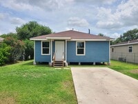 Building Photo - Quaint 3Bed/2Bath With a HUGE YARD!!