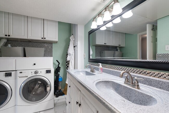 Building Photo - 7575 Katy Fwy