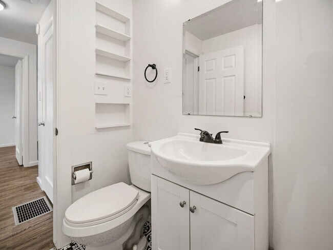 Building Photo - 6011 N Braeburn Dr