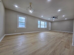 Building Photo - 808 Sunny Ln