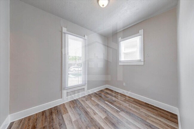 Building Photo - 1106 S Reisner St