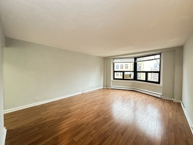 Building Photo - 450 W Wellington Ave