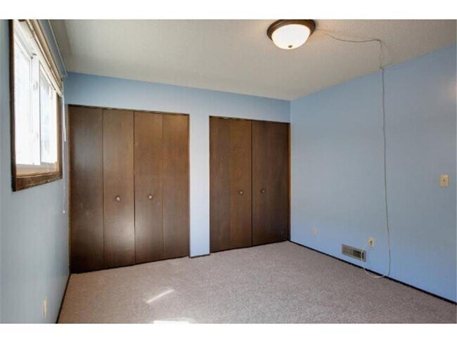 Building Photo - Updated Townhome in Coon Rapids!!  3bed/2bath