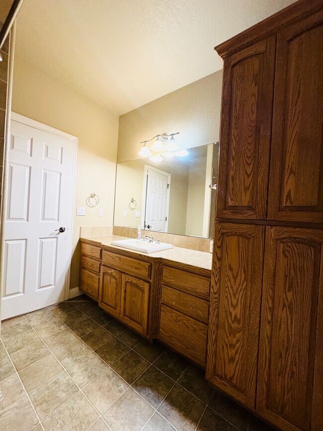 Building Photo - Stunning Executive 4 Bedroom 2 Bath Home in Northwest Loveland - 3-Car Garage!