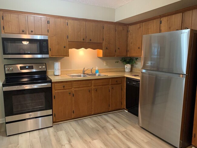 Building Photo - 2 Bedroom Townhouse off Greenview Drive