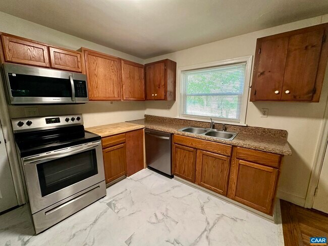 Building Photo - 2337 Highland Ave