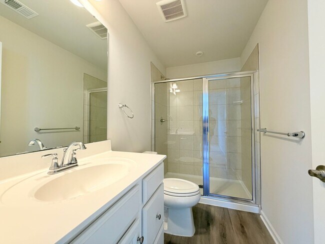 Building Photo - Like New Townhome!