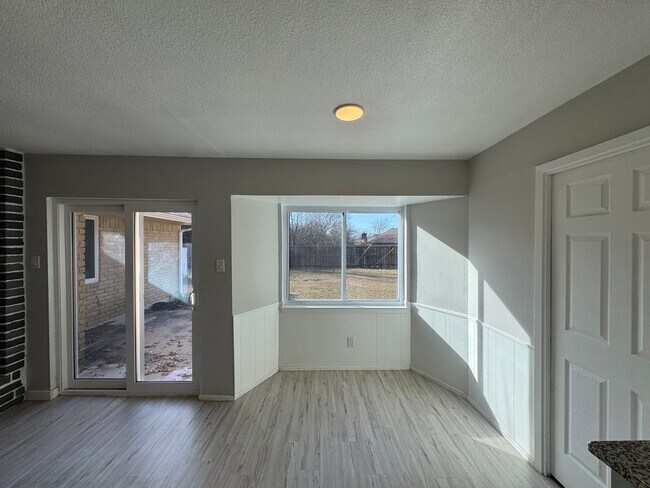 Building Photo - Spacious 3 Bdrm 2 Bath with Extra Living Space