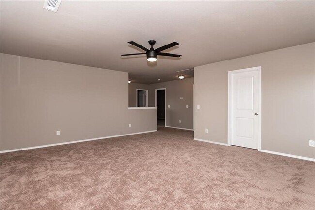 Building Photo - 4 bedroom 2.5 bath in Lowell-south of Promanade