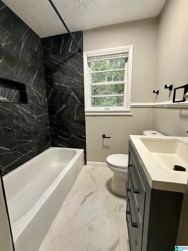 Building Photo - 205 Lake Dr Cir NE