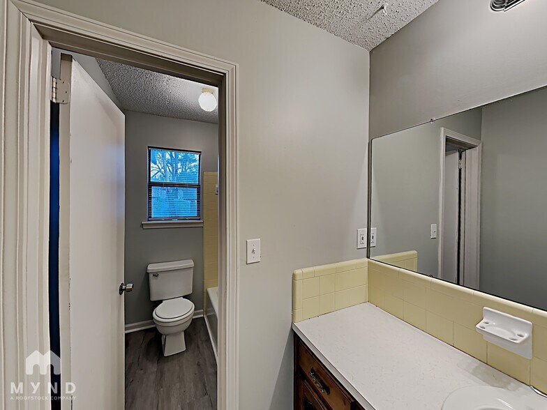 Building Photo - 9925 Miller Ave