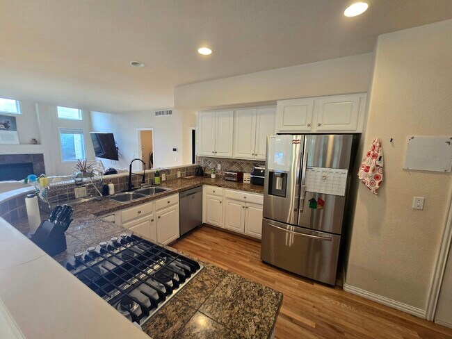 Building Photo - 4304 S Hampton Cir
