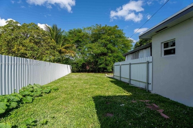 Building Photo - 1265 NE 142nd St