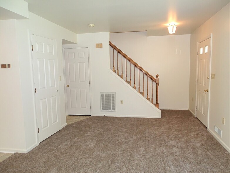 Building Photo - 15 Oriole Dr