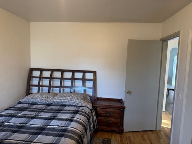 Building Photo - 4 BEDROOM HOME INCLUDES SEPARATE GUEST QUARTERS -FURNISHED OR UNFURNISHED- TONS OF PARKING
