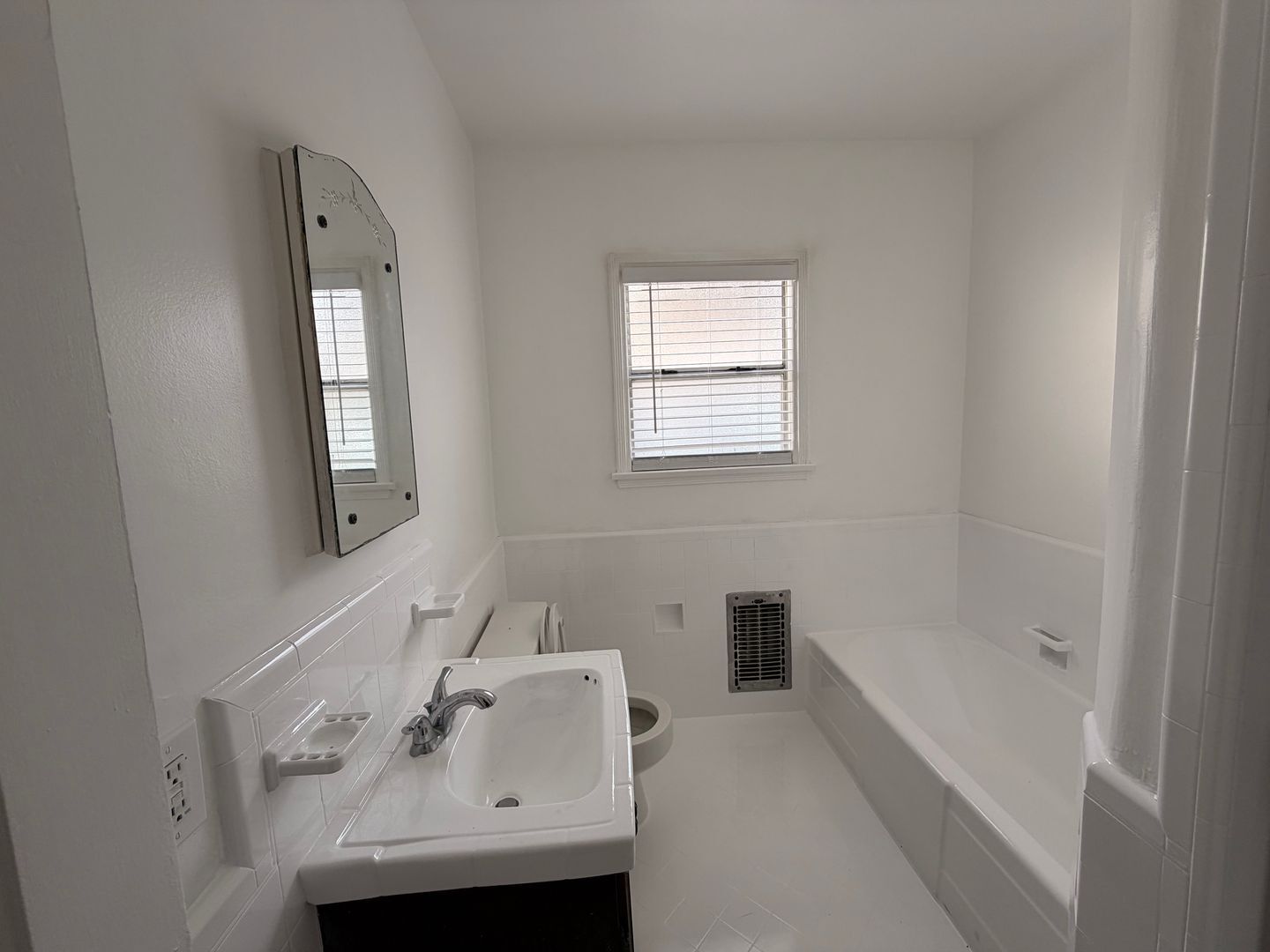 Building Photo - 820 N Edinburgh Ave