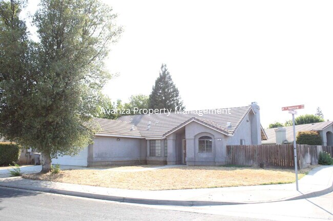 4 Bedroom/2 Bath Home in Clovis (Herndon and Armstrong) - 4 Bedroom/2 Bath Home in Clovis  (Herndon and Armstrong)